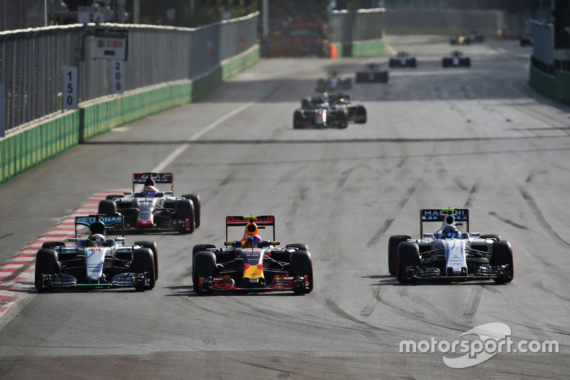 Lewis Hamilton, Mercedes AMG F1 W07 Hybrid, Max Verstappen, Red Bull Racing RB12, en Valtteri Bottas