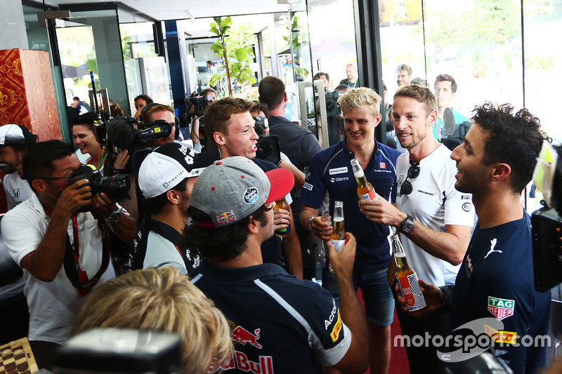 Jenson Button, McLaren celebra sus 300 GP con Daniel Ricciardo, Red Bull Racing; Marcus Ericsson, Sa