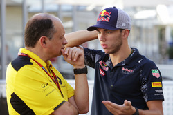 (Зліва направо): Фредерік Вассьор, гоночний директор Renault Sport F1 Team та П'єрр Гаслі, третій пі