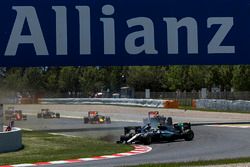 Lewis Hamilton, Mercedes AMG F1 W07 Hybrid y Nico Rosberg, Mercedes AMG F1 W07 Hybrid chocan en la p