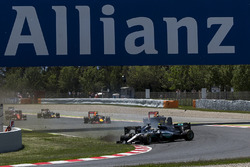 Lewis Hamilton, Mercedes AMG F1 W07 Hybrid y Nico Rosberg, Mercedes AMG F1 W07 Hybrid chocan en la p