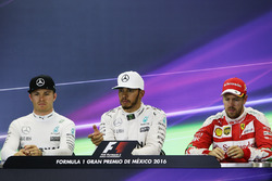 Прес-конференція: друге місце - Ніко Росберг, Mercedes AMG F1, переможець Льюіс Хемлтон, Mercedes AM