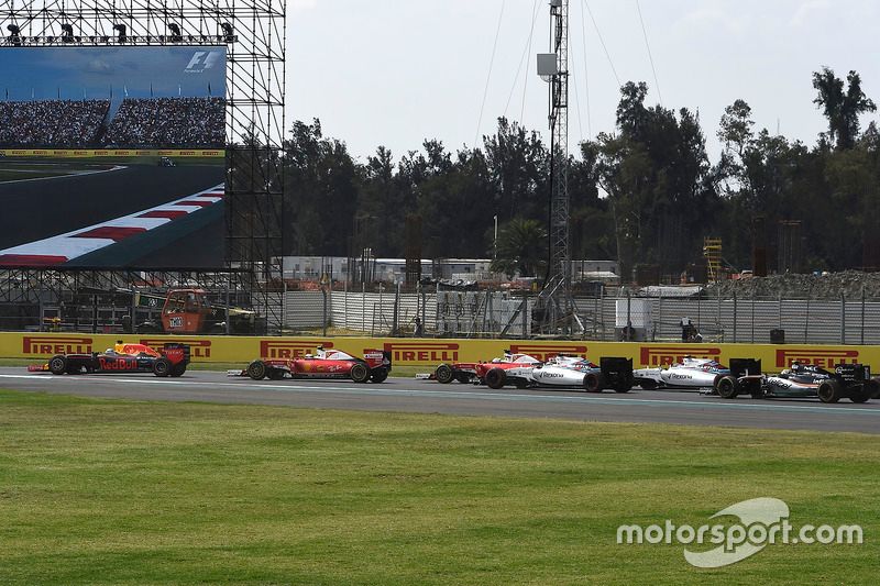 Daniel Ricciardo, Red Bull Racing RB12, Kimi Raikkonen, Ferrari SF16-H, Sebastian Vettel, Ferrari SF