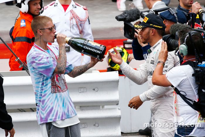 Mientras se criticaba su vida fuera de pista, ganaba una y otra vez dentro de ella. Aquí, celebrando con su amigo Justin Bieber en Mónaco