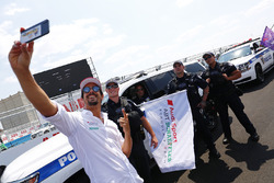Lucas di Grassi, Audi Sport ABT Schaeffler, takes a selfie with New York Police