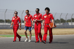 Sebastian Vettel, Ferrari, cammina lungo il circuito con i colleghi