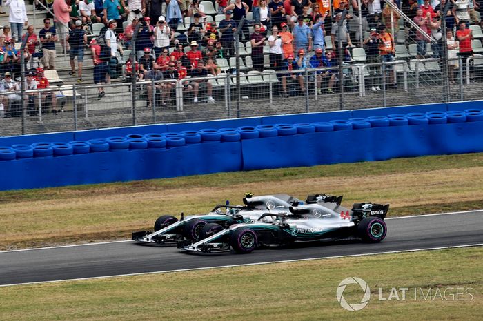 Após a relargada, Valtteri Bottas ainda tentou superar Hamilton, mas uma ordem da equipe o fez permanecer em segundo...