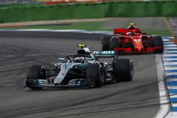Valtteri Bottas, Mercedes AMG F1 W09, leads Kimi Raikkonen, Ferrari SF71H