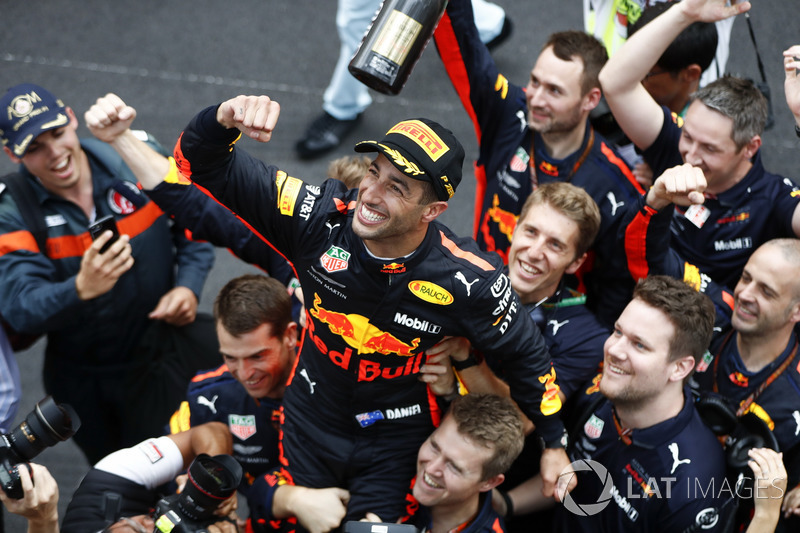 Il vincitore della gara Daniel Ricciardo, Red Bull Racing festeggia con il team