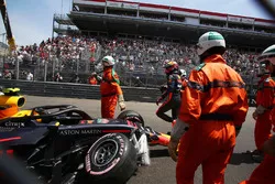 Max Verstappen, Red Bull Racing RB14 crashed
