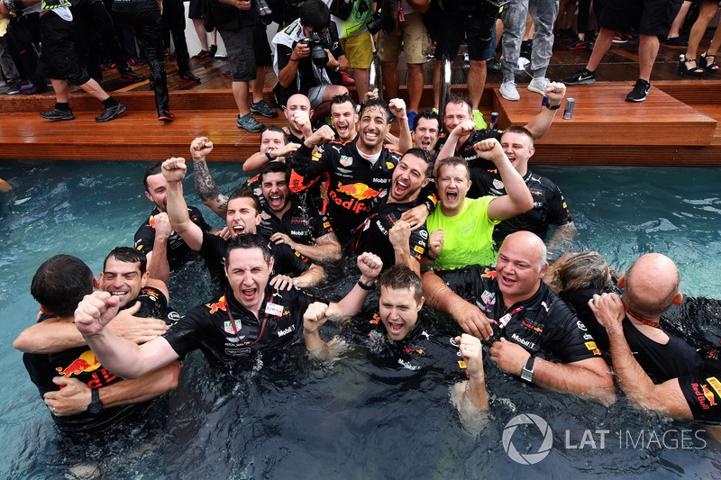 Race winner Daniel Ricciardo, Red Bull Racing celebrates with the team in the Red Bull Energy Station swimming pool