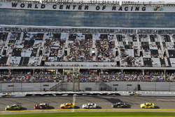 Chase Elliott, Hendrick Motorsports Chevrolet Camaro y Austin Dillon, Richard Childress Racing Chevrolet Camaro