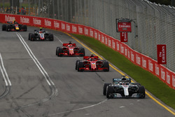 Льюис Хэмилтон, Mercedes AMG F1 W09, Кими Райкконен и Себастьян Феттель, Ferrari SF71H, Кевин Магнус