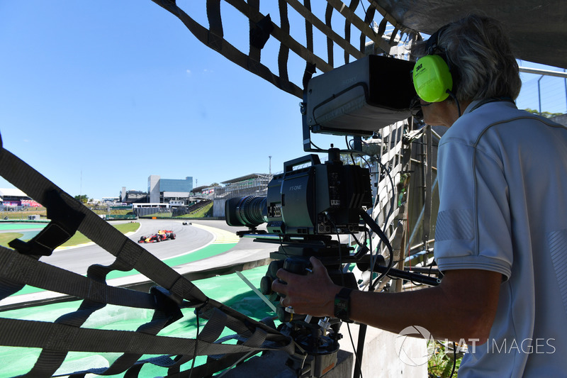 Un caméraman filme la course