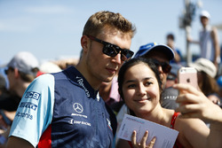 Sergey Sirotkin, Williams Racing, poseert voor een foto