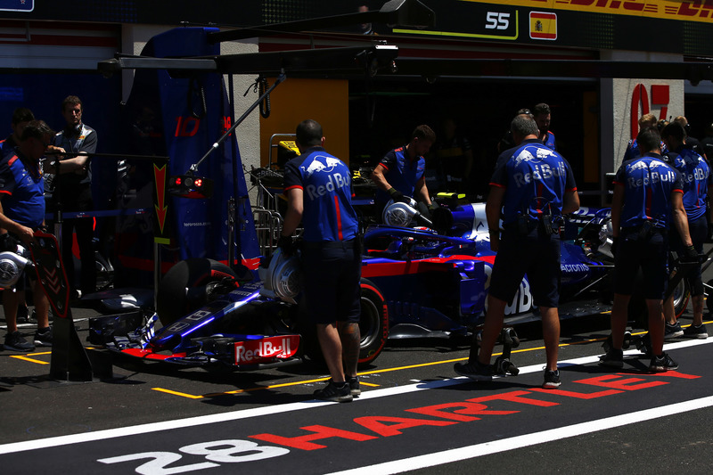 Pierre Gasly, Toro Rosso STR13, in pit lane