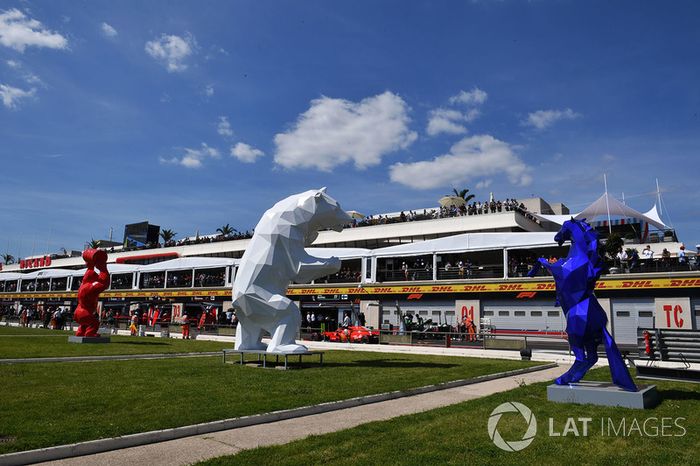 Escultura en el pitlane