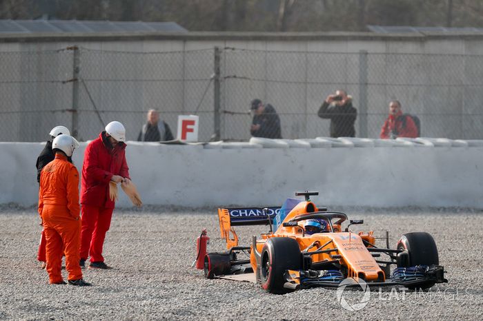 Fernando Alonso, McLaren MCL33 gira en la trampa de grava después perder la rueda trasera