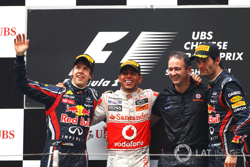 Podio: segundo puesto Sebastian Vettel, Red Bull Racing, ganador de la carrera Lewis Hamilton, McLaren, Jonathan Neale, director general de McLaren, tercer puesto Mark Webber, Red Bull Racing