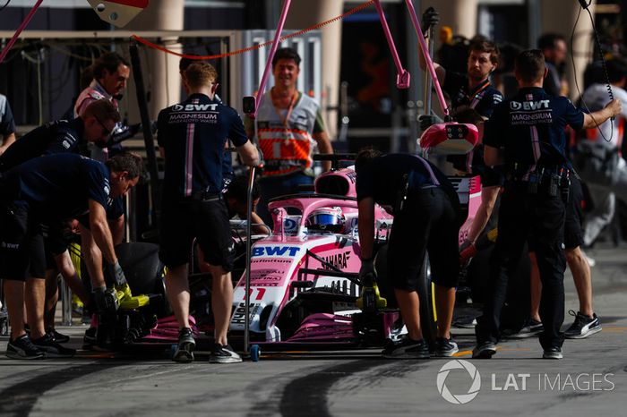 Sergio Pérez, Force India VJM11 Mercedes, en los boxes durante la práctica