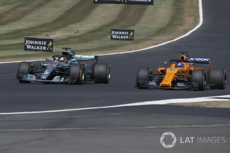 Lewis Hamilton, Mercedes-AMG F1 W09 pasa a Fernando Alonso, McLaren MCL33