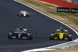 Lewis Hamilton, Mercedes-AMG F1 W09 and Nico Hulkenberg, Renault Sport F1 Team R.S. 18