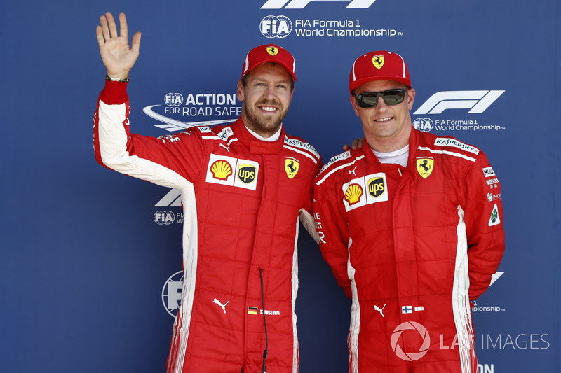 Sebastian Vettel, Ferrari, e Kimi Raikkonen, Ferrari, festeggiano dopo le qualifiche