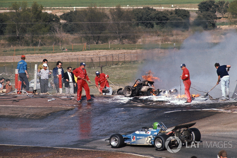 Henri Pescarolo, Matra-Simca MS120, Jacky Ickx ve Jackie Oliver'ın yanın aracının yanından geçiyor