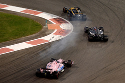 Нико Хюлькенберг, Renault F1 Team RS17, и Ромен Грожан, Haas F1 Team VF-17