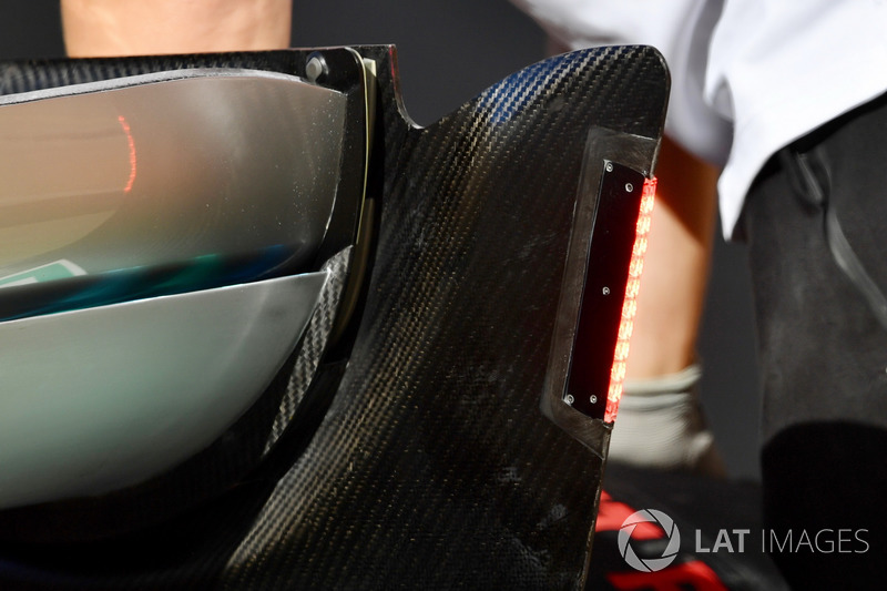Mercedes-AMG F1 W09 arka kanat ışığı detayı