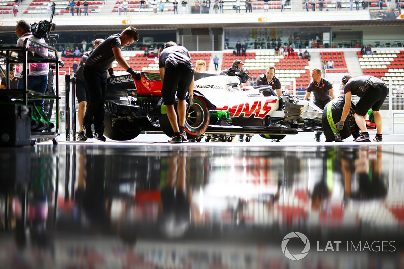 Los ingenieros regresan a Romain Grosjean, Haas F1 Team VF-18, al garaje