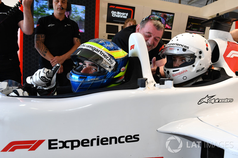 Barbara Palvin con Paul Stoddart, y Zsolt Baumgartner, en el coche de dos plazas F1 Experiences