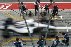 Felipe Massa, Williams FW40, practices a pitstop