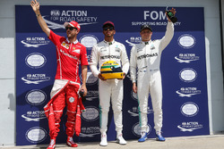 Обладатель поула Льюис Хэмилтон, Mercedes AMG F1, второе место – Себастьян Феттель, Ferrari, третье