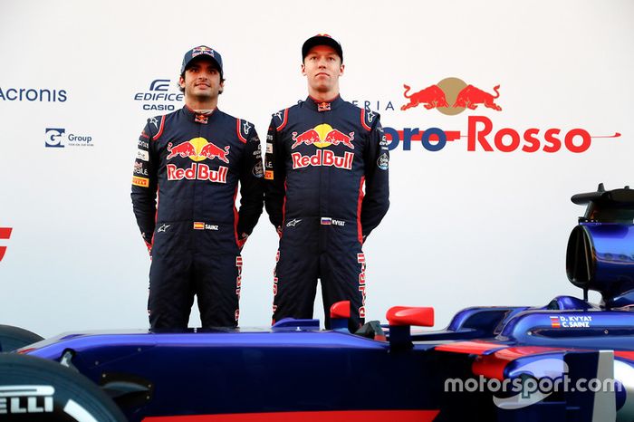 Carlos Sainz y Daniil Kvyat, pilotos de la Scuderia Toro Rosso durante parte de 2017
