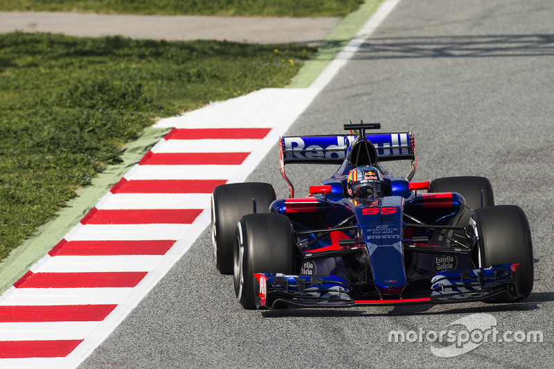 На прошлогодних тестах Toro Rosso наматывала первые километры с мотором Renault, который пришел на смену Ferrari, и в новой яркой ливрее...