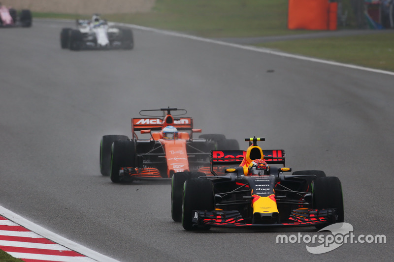 Max Verstappen, Red Bull Racing RB13, vor Fernando Alonso, McLaren MCL32