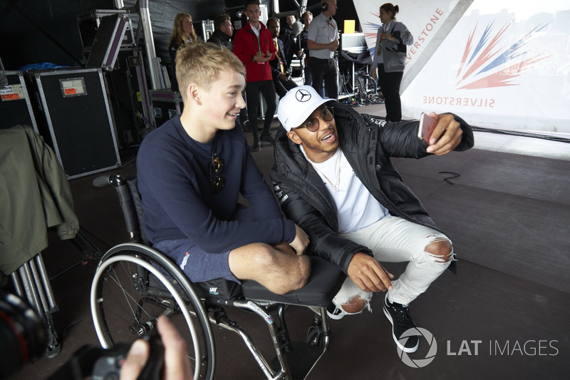 Lewis Hamilton, Mercedes AMG F1 con el piloto de Formula 4 Billy Monger