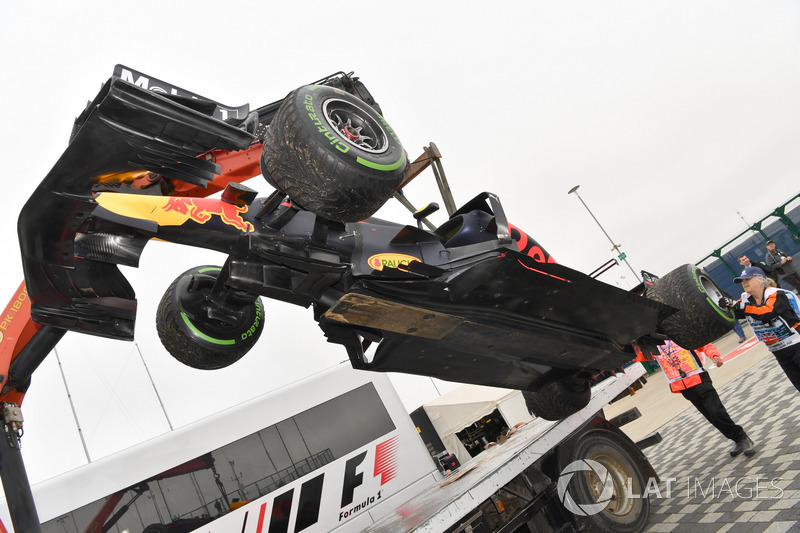 The car of Daniel Ricciardo, Red Bull Racing RB13 is recovered after stopping on track in Q1