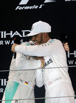 Podium: segundo, Nico Rosberg, Mercedes AMG F1 celebra su campeonato con Lewis Hamilton, Mercedes AM