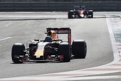 Daniel Ricciardo, Red Bull Racing teste les pneus Pirelli 2017