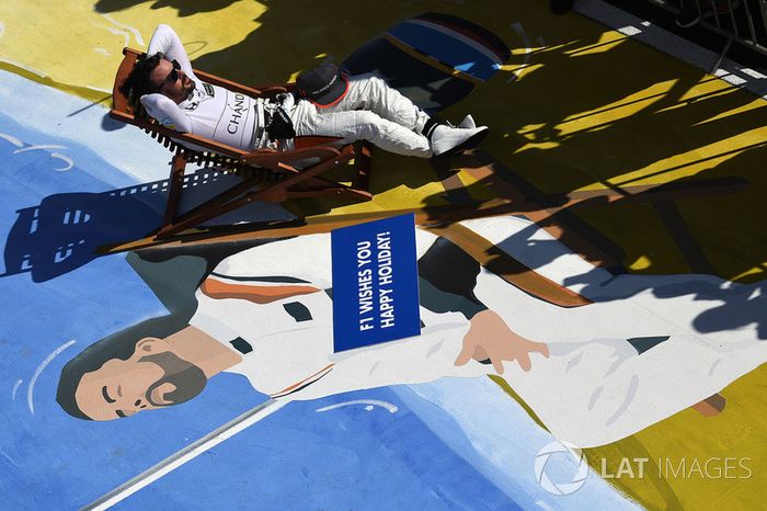 Fernando Alonso, McLaren en una reposera en parc ferme