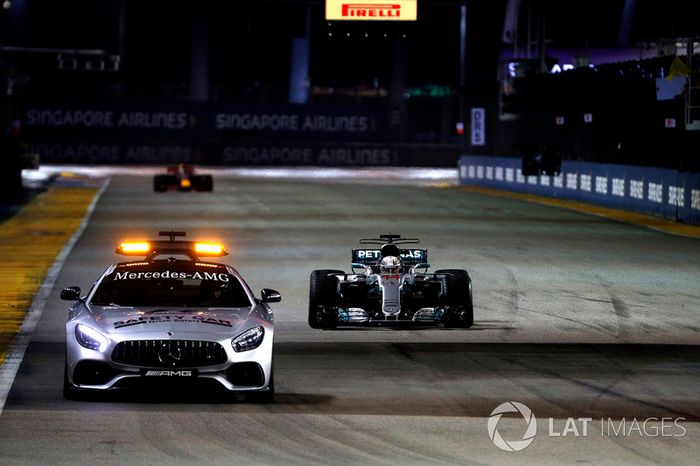 Coche de seguridad por delante de Lewis Hamilton, Mercedes AMG F1 F1 W08