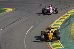 Nico Hulkenberg, Renault Sport F1 Team RS17, devant Esteban Ocon, Force India VJM10