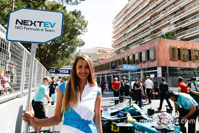 Chica de NextEV
