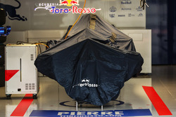 Scuderia Toro Rosso STR12 in garage sotto il telo