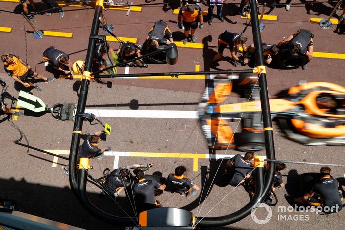 El equipo McLaren practica una parada en boxes en el McLaren MCL36 de Daniel Ricciardo