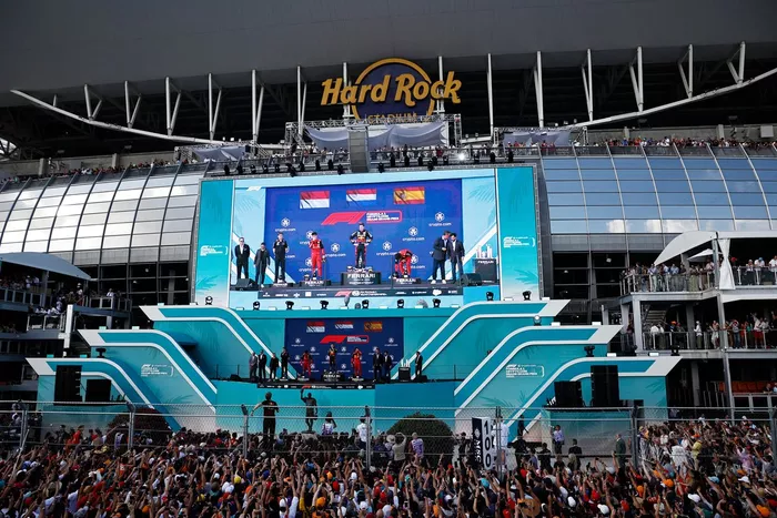 Charles Leclerc, Ferrari, segundo, Max Verstappen, Red Bull Racing, primero y Carlos Sainz, Ferrari, tercero