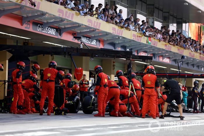 Carlos Sainz, Ferrari F1-75, hace una parada