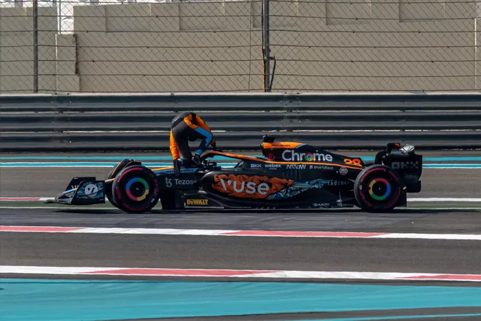 Oscar Piastri, McLaren MCL36, sale de su coche